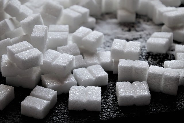 afkicken van suiker en suikerklontjes die de suiker demonstreren