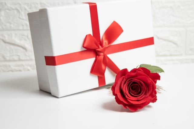 Ingepakt cadeau met roos creëer jouw valentijn